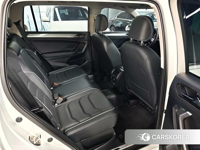 Volkswagen Tiguan L 2021 Серебристо-серый из Китая, фото 5