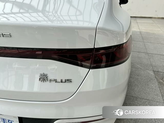 BYD Qin PLUS DM 2023 Белый из Китая, фото 5