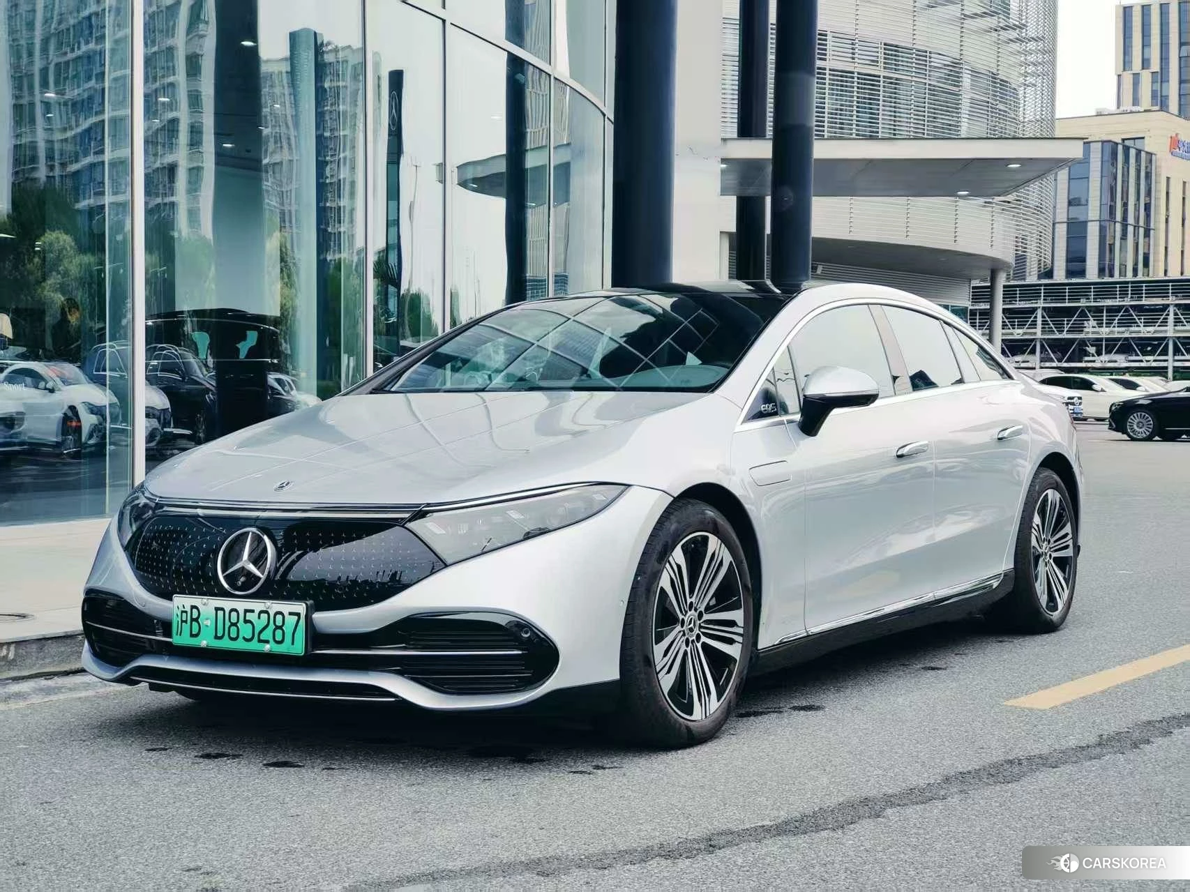 Mercedes-Benz EQS 2023 Серебристо-серый из Китая, фото 5