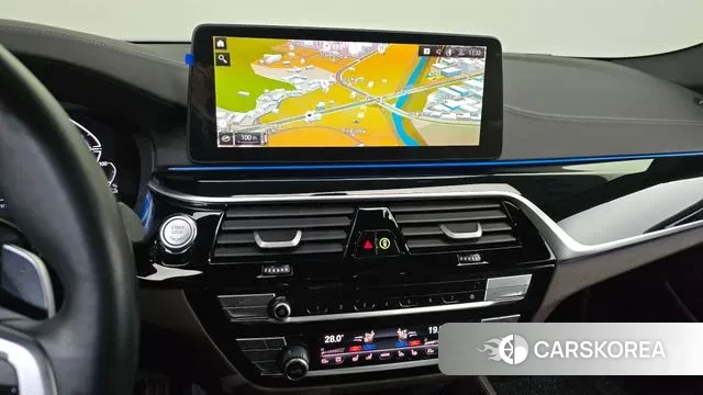 BMW 5 Series (G30) 2023 Серебристо-серый из Кореи, фото 5