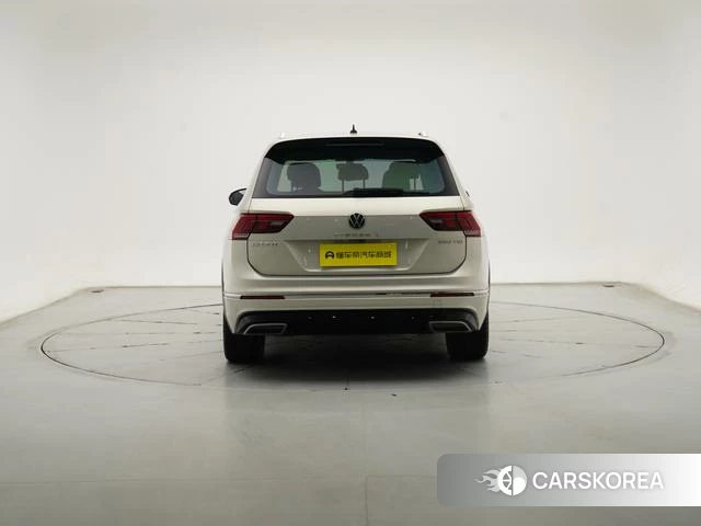 Volkswagen Tiguan L 2021 Серебристо-серый из Китая, фото 5