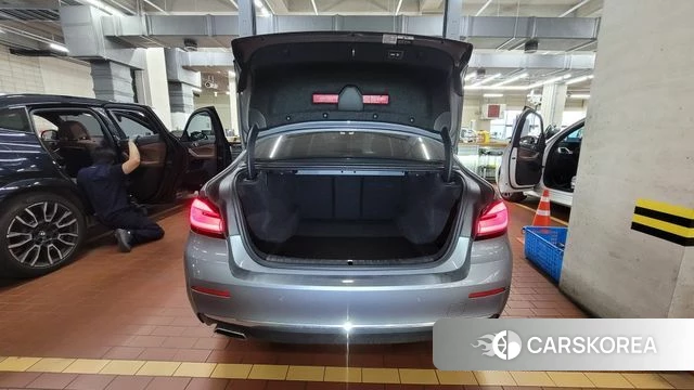 BMW 5 Series (G30) 2023 Серебристо-серый из Кореи, фото 5
