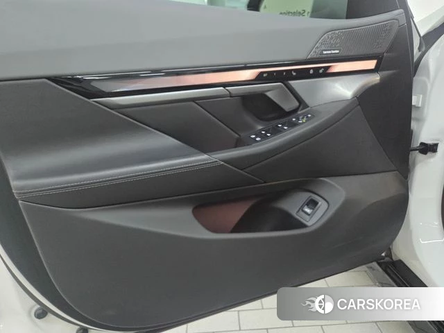 BMW 5 Series (G60) 2023 Белый из Кореи, фото 5