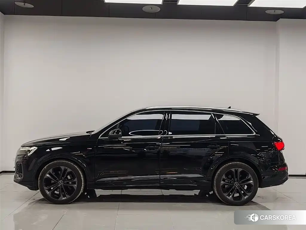 Audi Q7 2025 Черный из Китая, фото 5