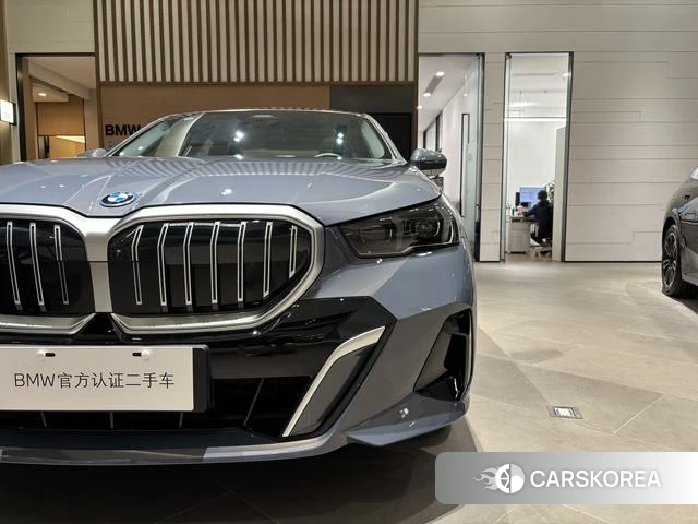 BMW i5 2025 Серебристо-серый из Китая, фото 5