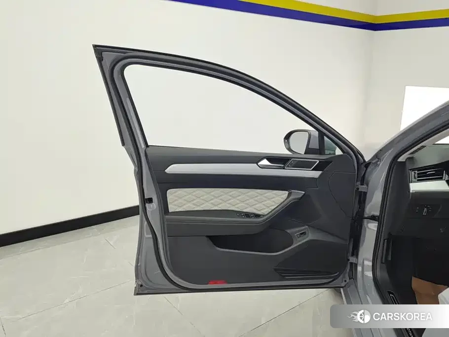 Volkswagen Magotan 2024 Silver/gray из Китая, фото 5