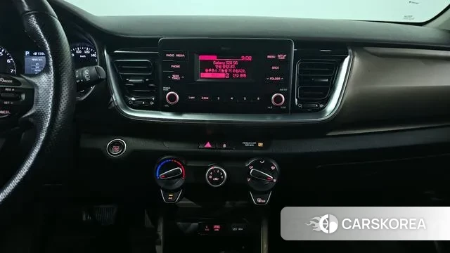 Kia Stonic 2018 Белый из Кореи, фото 5