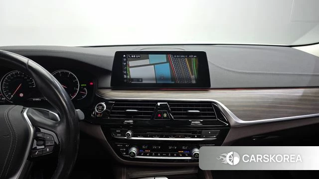 BMW 5 Series (G30) 2018 Белый из Кореи, фото 5