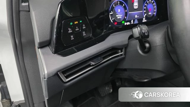 Volkswagen Golf 8th Generation 2023 Белый из Кореи, фото 5