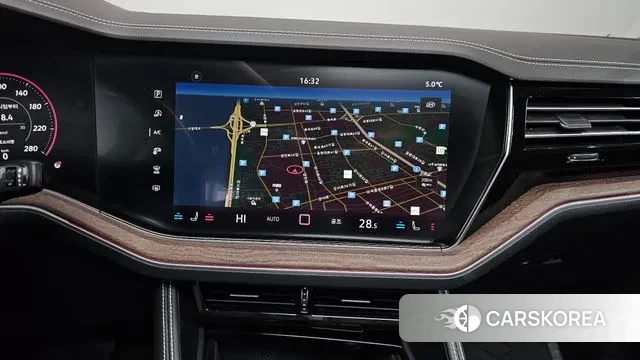 Volkswagen Touareg 3rd generation 2024 Белый из Кореи, фото 5