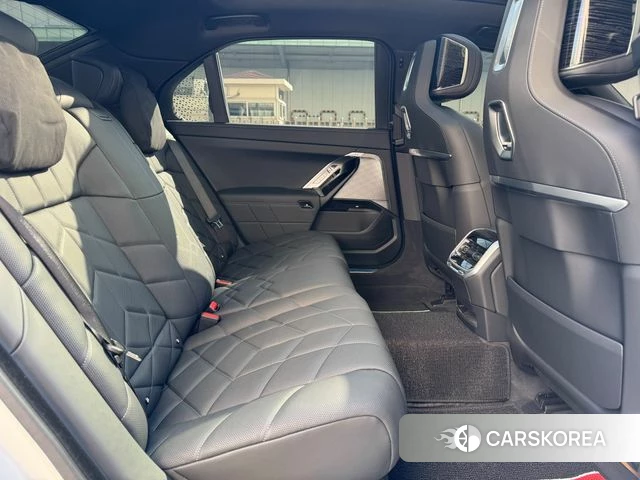 BMW 7 Series (G70) 2025 Белый из Кореи, фото 5