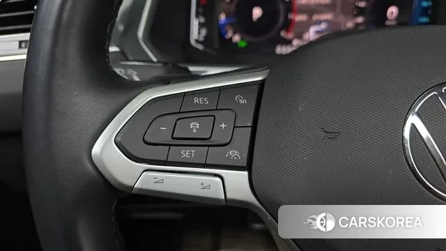 Volkswagen Tiguan Allspace 2023 Белый из Кореи, фото 5