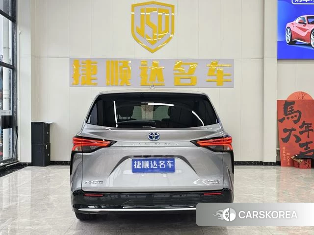 Toyota Saina 2023 Серебристо-серый из Китая, фото 5