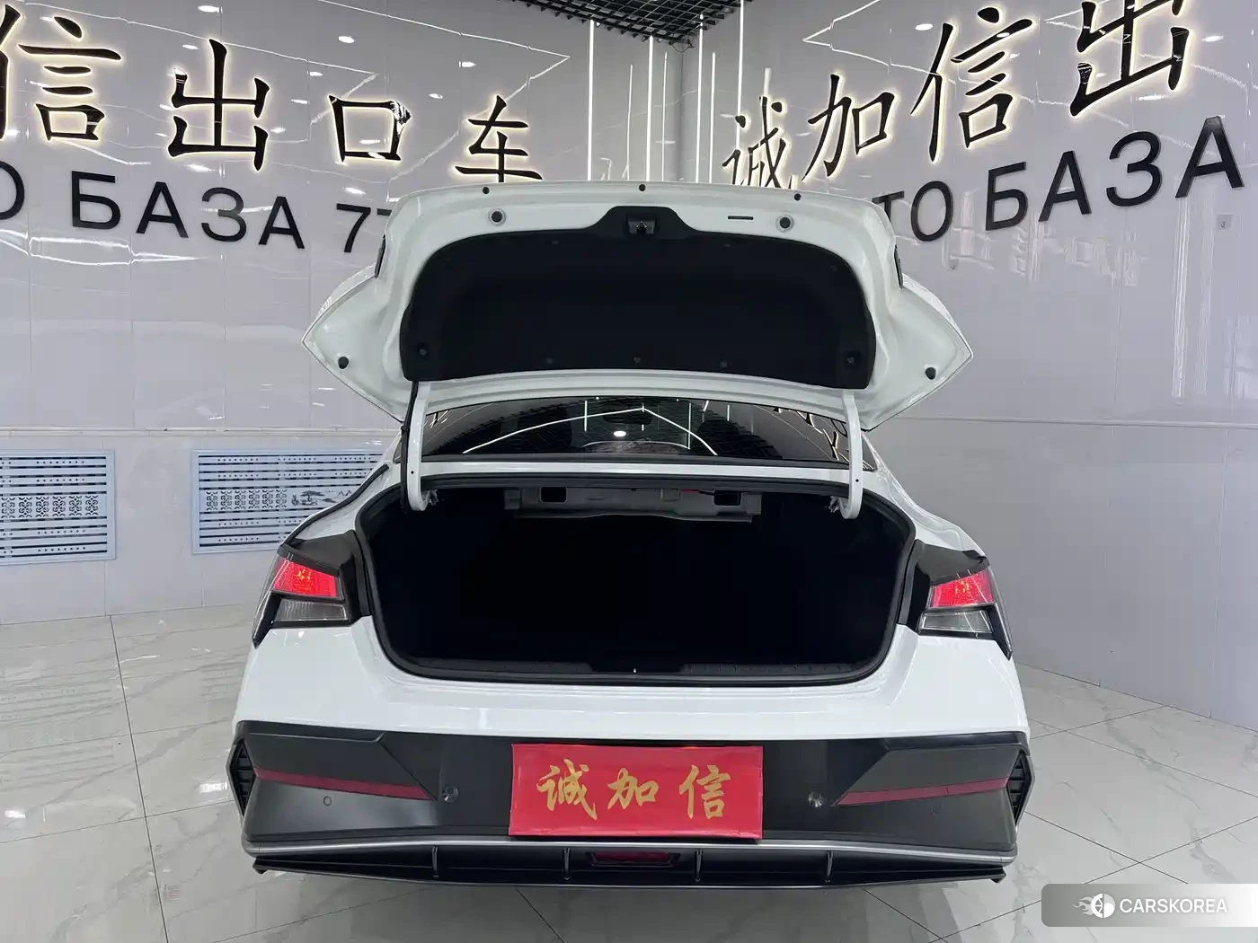 Hyundai Elantra 2023 Белый из Китая, фото 5
