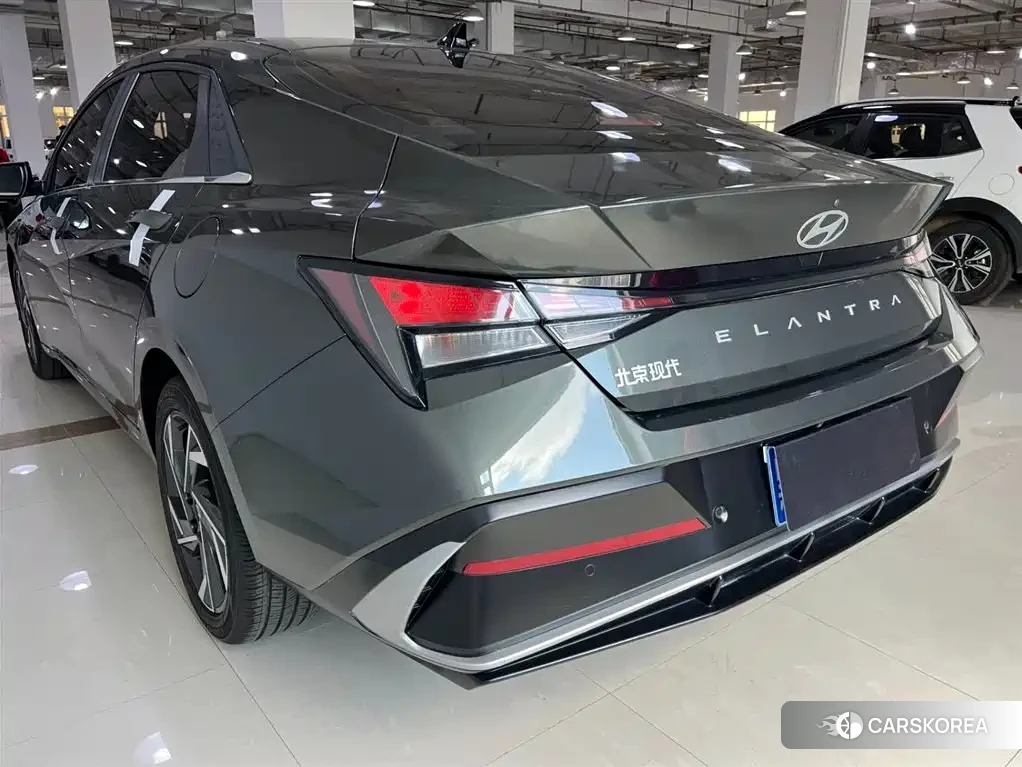 Hyundai Elantra 2023 Silver/gray из Китая, фото 5