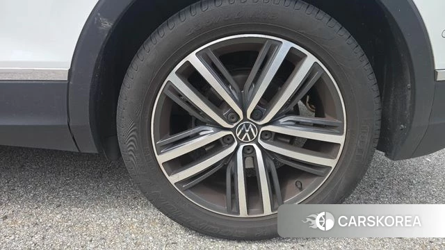 Volkswagen Tiguan second Generation 2024 Белый из Кореи, фото 5