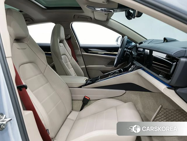 Porsche Panamera (976) 2025 Светло-серебряный цвет из Кореи, фото 5