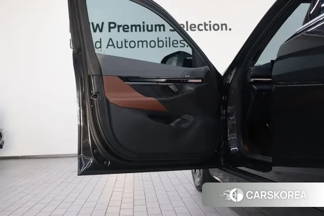 BMW 5 Series (G60) 2025 Серый из Кореи, фото 5