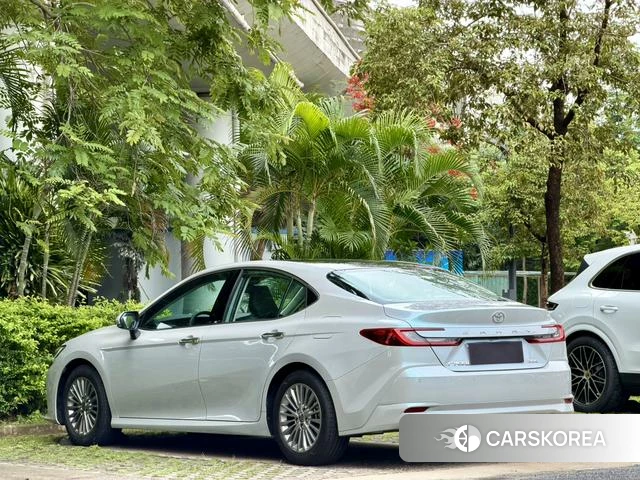 Toyota Camry 2025 Серебристо-серый из Китая, фото 5