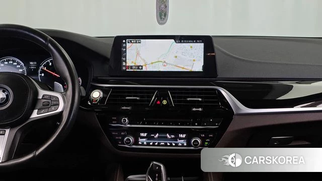 BMW 5 Series (G30) 2018 Серебристо-серый из Кореи, фото 5