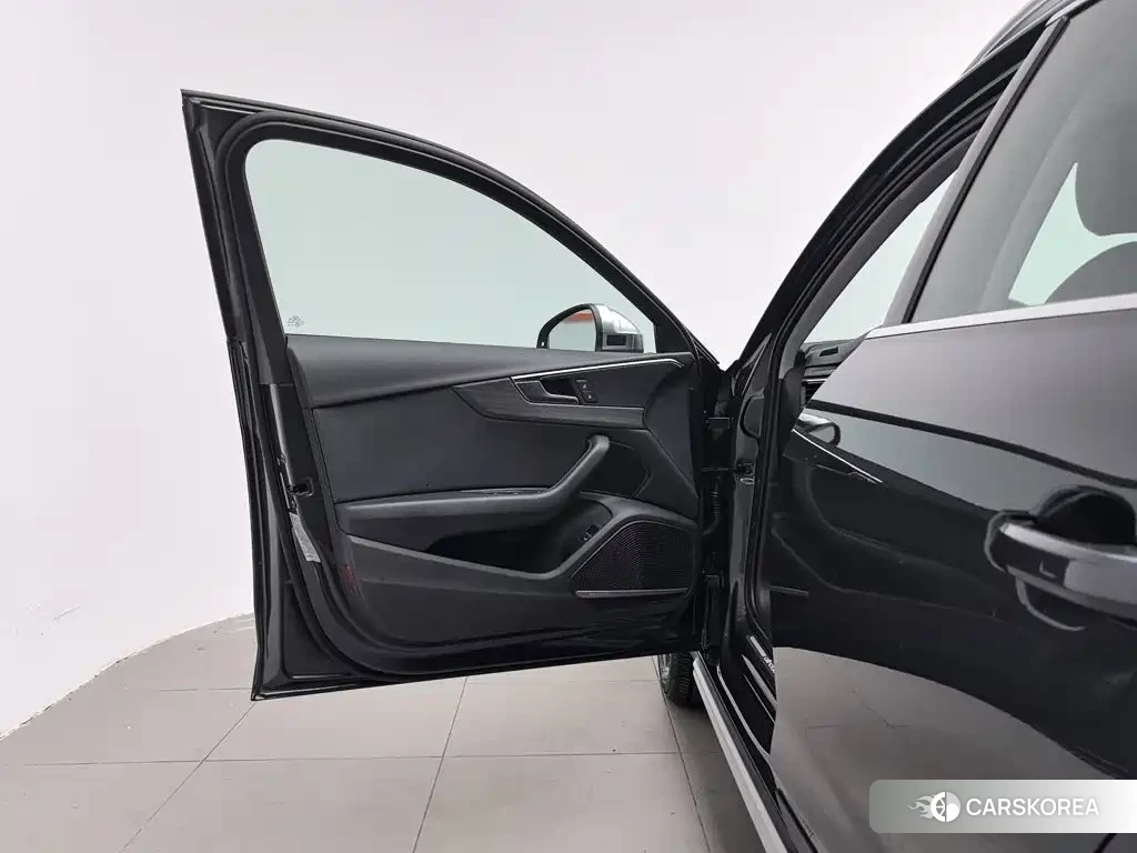 Audi A4L 2022 Silver/gray из Китая, фото 5