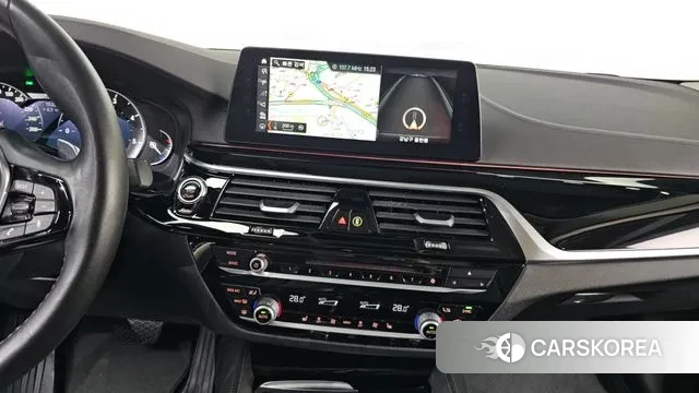 BMW 5 Series (G30) 2018 Белый из Кореи, фото 5