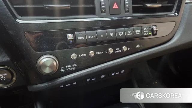 Lexus ES300h 7th generation 2022 Белый из Кореи, фото 5