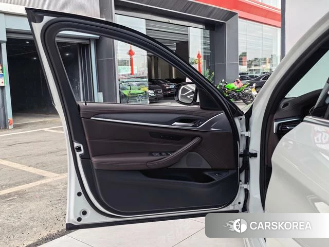 BMW 5 series 2023 Белый из Китая, фото 5