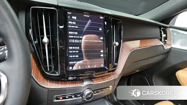 Volvo XC60 second Generation 2023 Белый из Кореи, фото 5