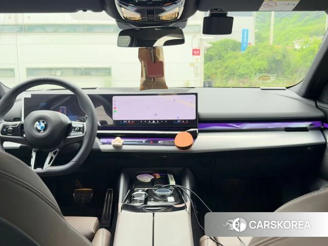 BMW 5 Series (G60) 2026 Серебристо-серый из Кореи, фото 5
