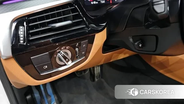 BMW 5 Series (G30) 2023 Белый из Кореи, фото 5