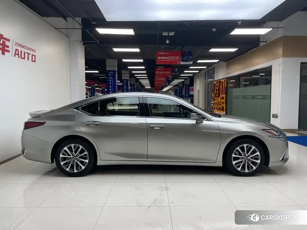 Lexus ES 2023 Silver/gray из Китая, фото 5