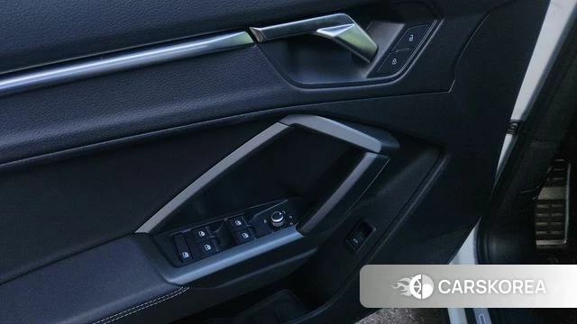 Audi Q3 (F3) 2023 Белый из Кореи, фото 5
