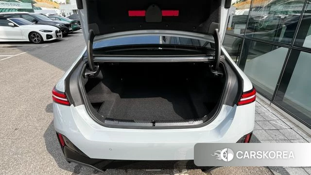 BMW 5 Series (G60) 2024 Светло-серебряный цвет из Кореи, фото 5