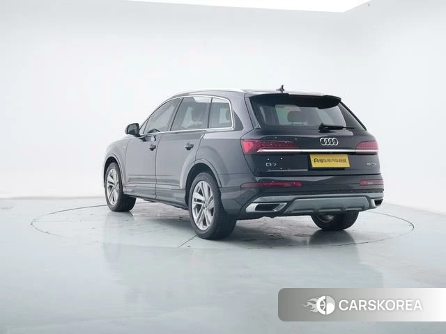 Audi Q7 2021 Черный из Китая, фото 5