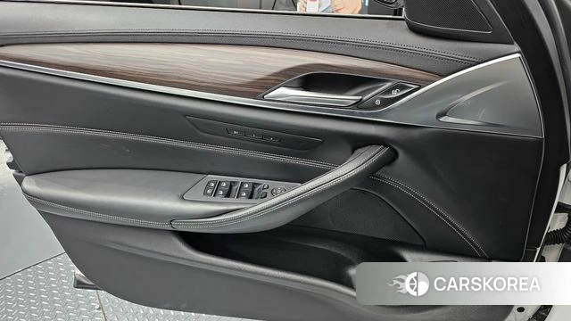 BMW 5 Series (G30) 2018 Белый из Кореи, фото 5