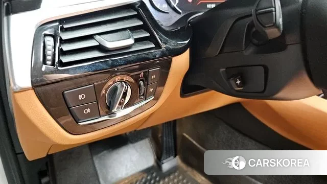 BMW 5 Series (G30) 2018 Белый из Кореи, фото 5