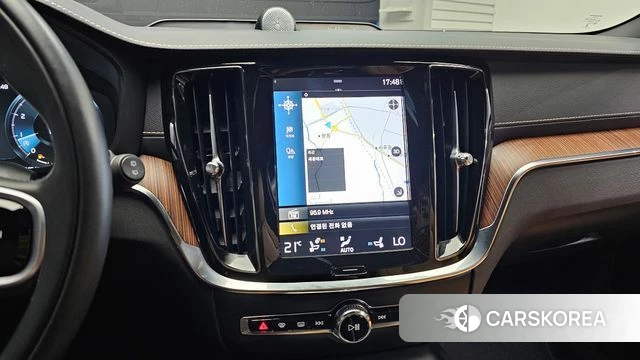 Volvo V60 Cross-Country 2nd Generation 2021 Белый из Кореи, фото 5