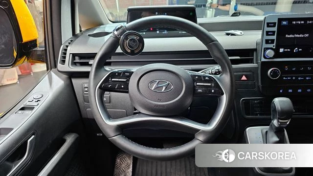 Hyundai Staria 2023 Желтый из Кореи, фото 5