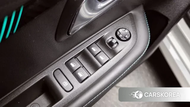 Peugeot e-208 second Generation 2022 Белый из Кореи, фото 5