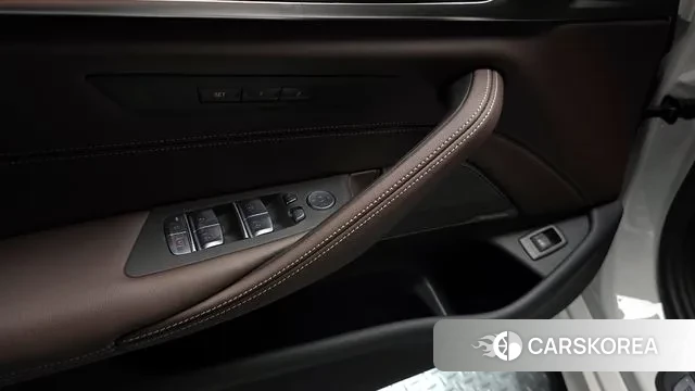 BMW 5 Series (G30) 2023 Белый из Кореи, фото 5