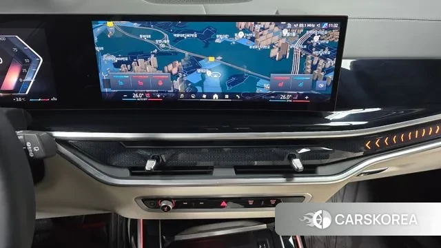 BMW X7 (G07) 2024 Светло-серебряный цвет из Кореи, фото 5