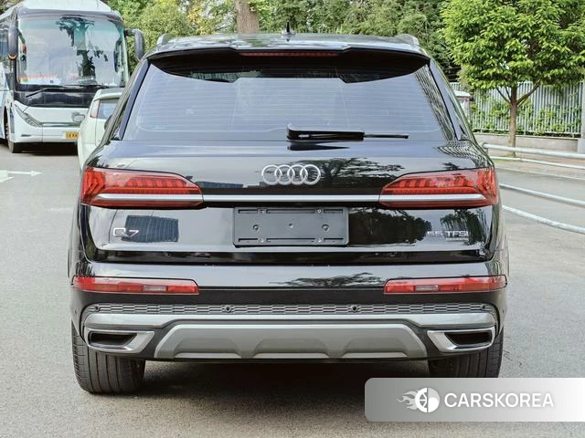 Audi Q7 2021 Черный из Китая, фото 5