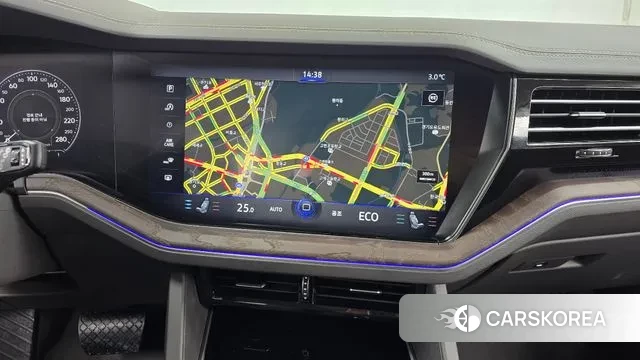 Volkswagen Touareg 3rd generation 2023 Белый из Кореи, фото 5