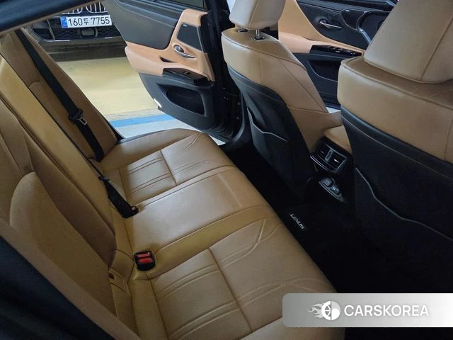 Lexus ES300h 7th generation 2023 Черный из Кореи, фото 5