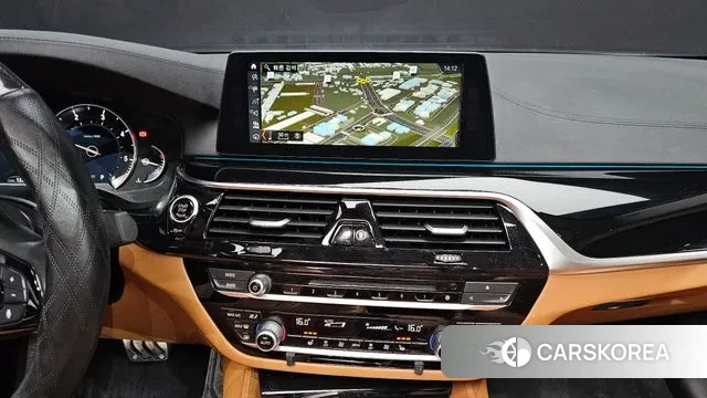 BMW 5 Series (G30) 2018 Белый из Кореи, фото 5