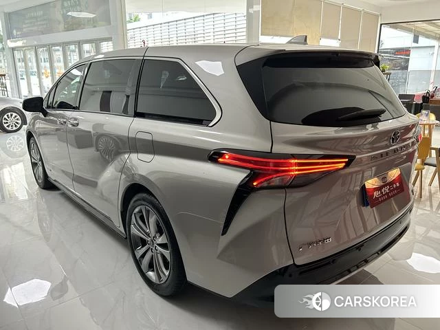 Toyota Saina 2023 Шампань из Китая, фото 5
