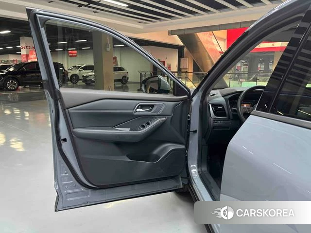 Nissan Qijun 2021 Темно-серый из Китая, фото 5