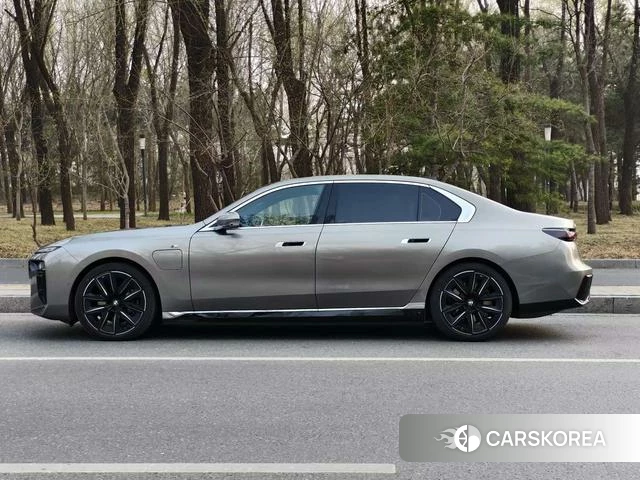 BMW i7 2024 Серебристо-серый из Китая, фото 5