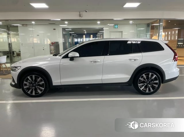 Volvo V60 Cross-Country 2nd Generation 2025 Белый из Кореи, фото 5